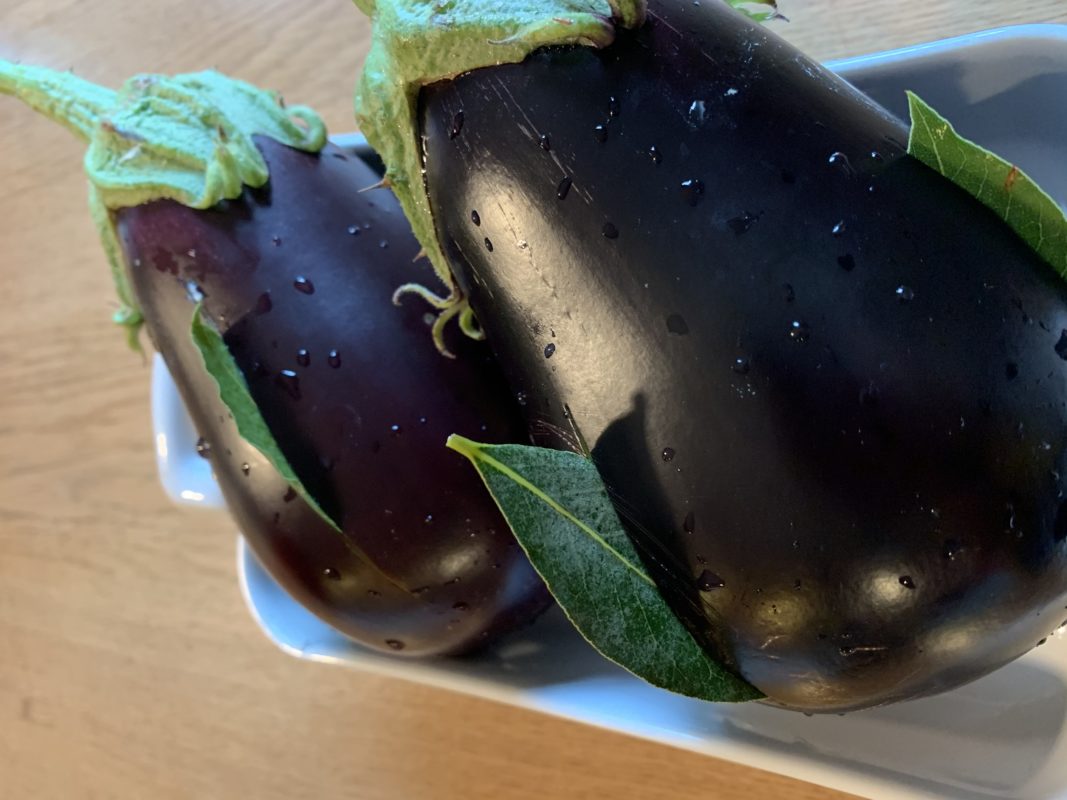 aubergines piquées de laurier avant cuisson