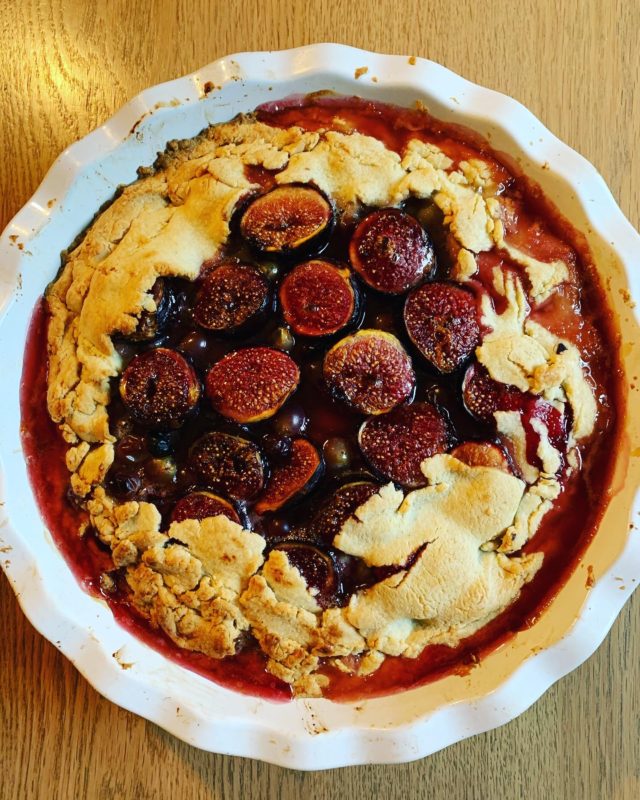 tarte rustique prune figue raisin à la gelée de coing