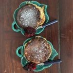 crêpes soufflées servies avec de la confiture