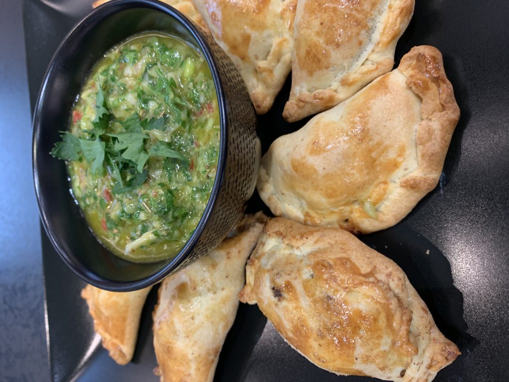 sauce chimichuri et empanadas à la viande