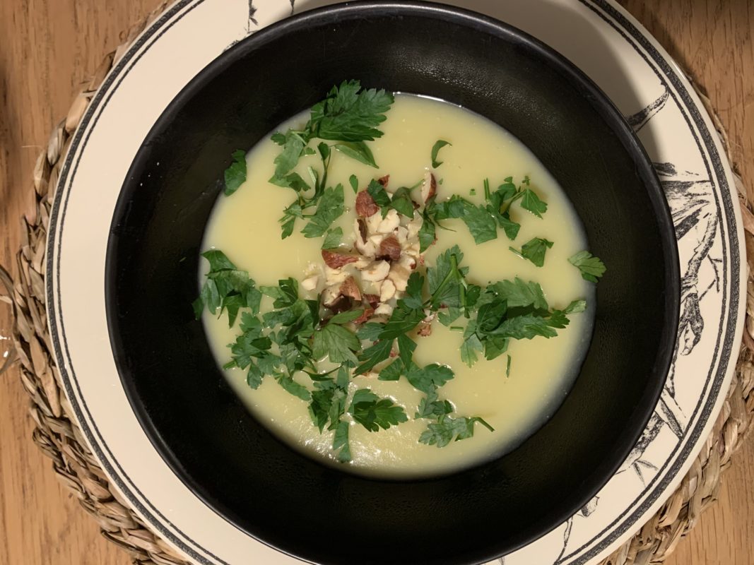 Velouté de haricots beurre et noisettes avec du persil