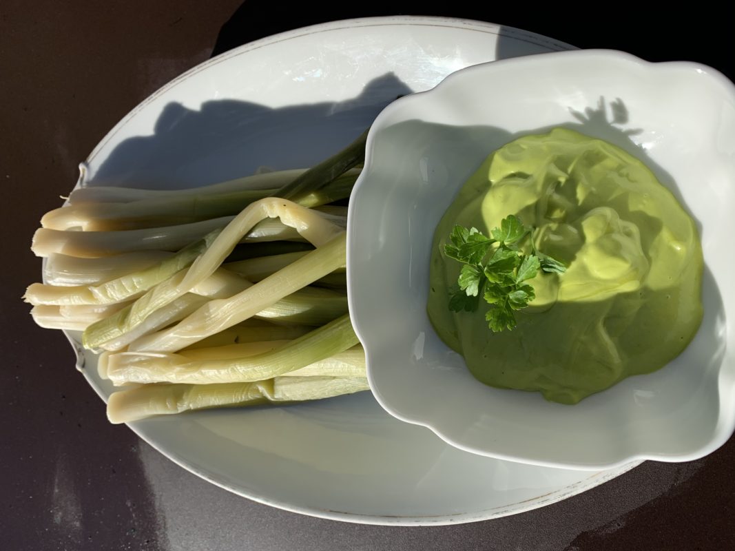 mayonnaise au vert de poireau pour accompagner des poireaux cuits vapeur