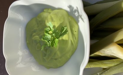 mayonnaise verte réalisée avec une huile au vert de poireau