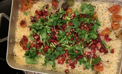 le riz à la Ottolenghi aux tomates et ail servi avec des grenade et de la Coriandre