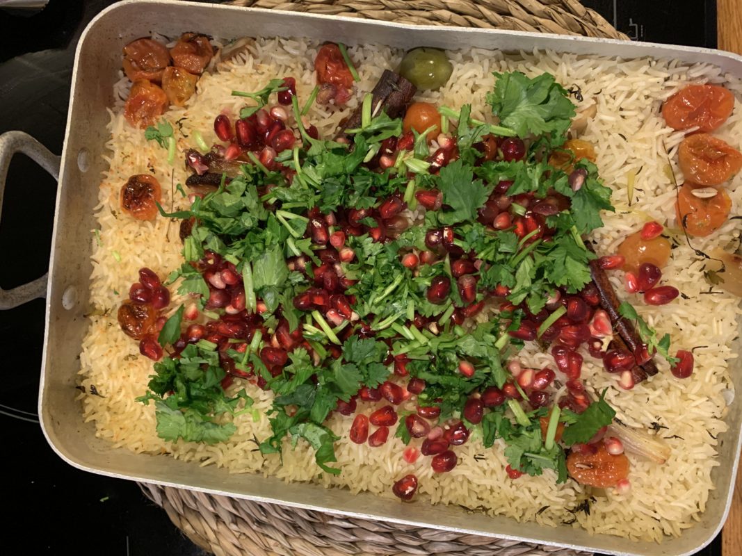 le riz à la Ottolenghi aux tomates et ail servi avec des grenade et de la Coriandre