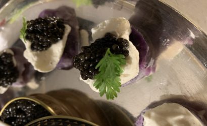 caviar sur Vitellotte crème montée au poivre et cerfeuil