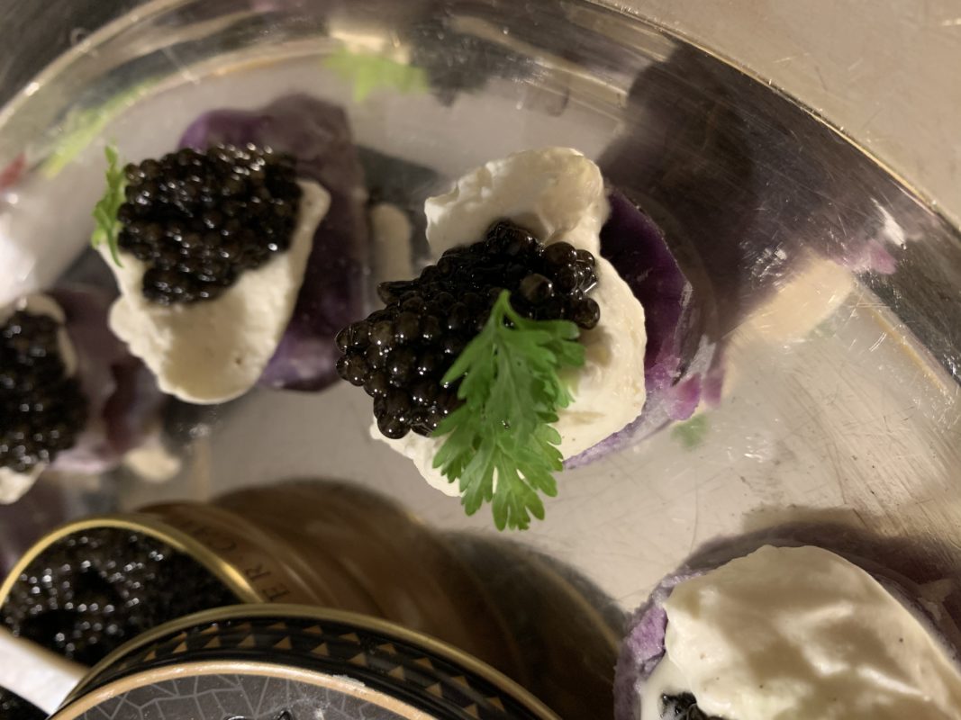 caviar sur Vitellotte crème montée au poivre et cerfeuil