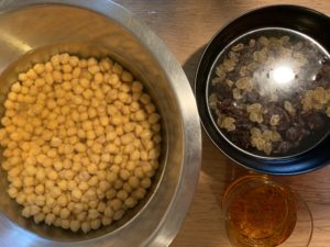 préparation pour le couscous, pois chiche à trempé, raisins à mettre dans l'eau et safran à diluer