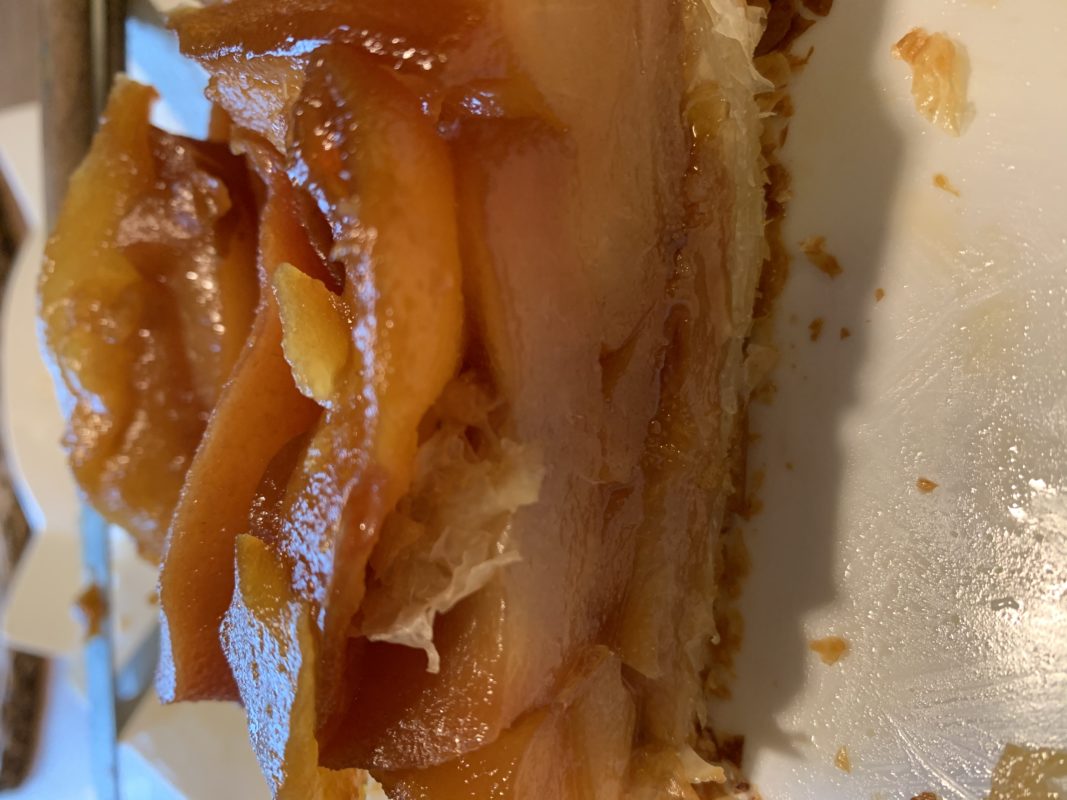 tranche de tarte tatin aux poires à la pâte filo