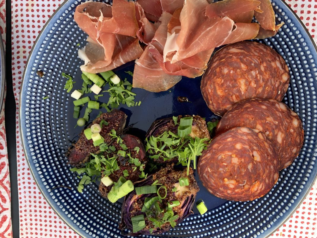 assiette de déjeuner avec chou rouge rôti et charcuterie