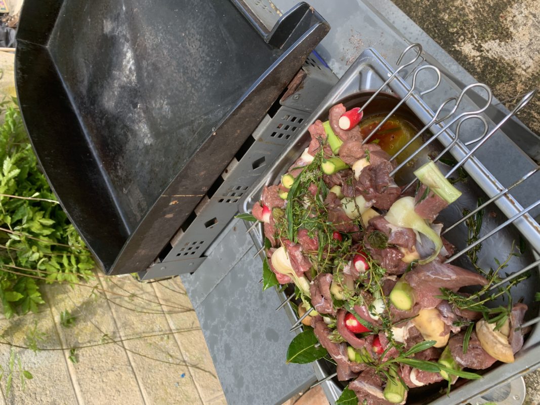 cuisson des brochettes de chevreuil à la plancha