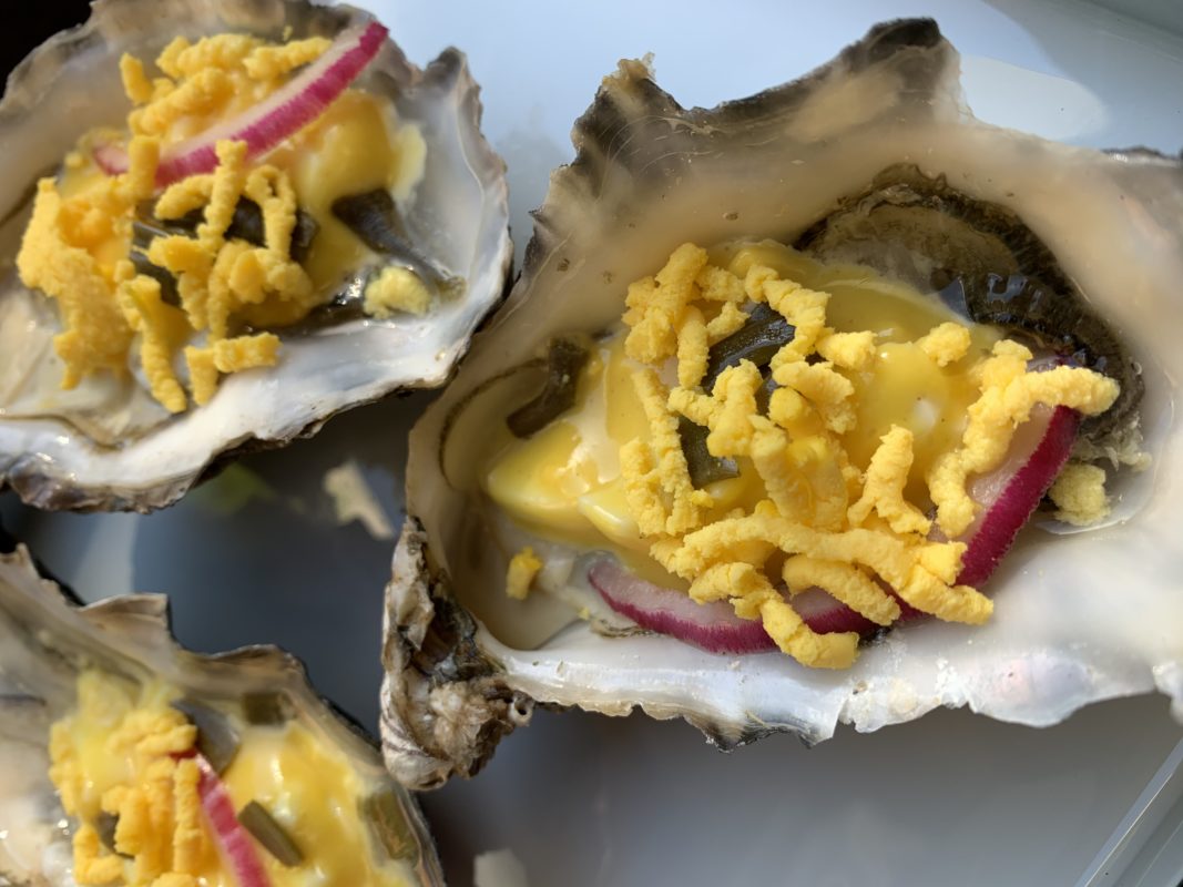 Huitre de Pâques à la mayonnaise et à l'œuf, criste marine et pickle d'oignon rouge