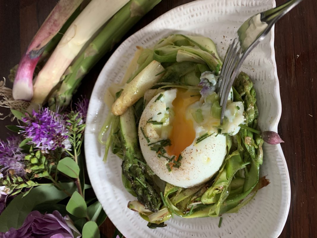 œuf poché et asperges frites