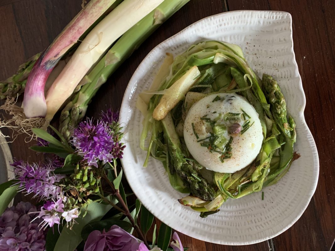 œuf poché à l'aillet sur tagliatelles d'asperges frites