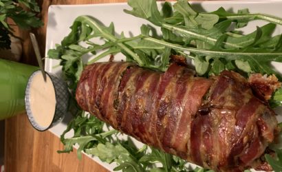 pain de viande de gigot et herbes fraiches servi avec une sauce tahiné et roquette