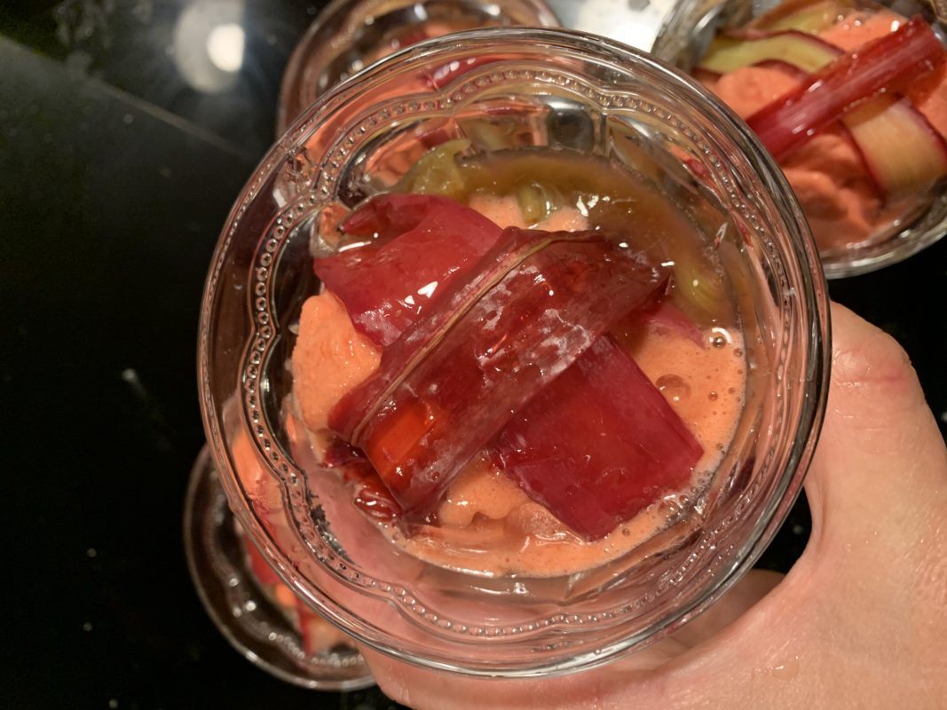 sorbet à la fraise sur compotée de rhubarbe