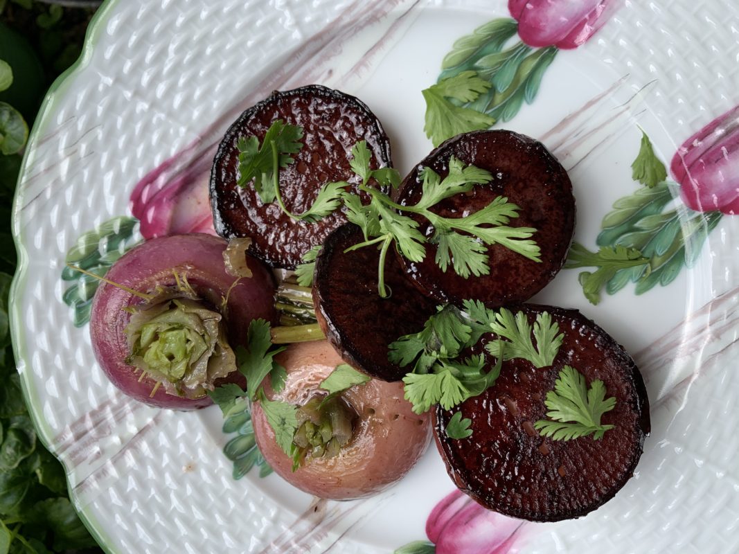 navets nouveaux au vin rouge parfumés à la coriandre