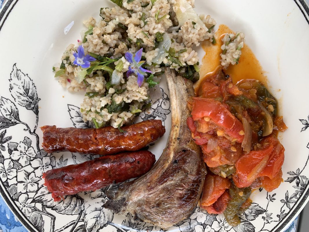 assiette avec boulgour, frita et merguez