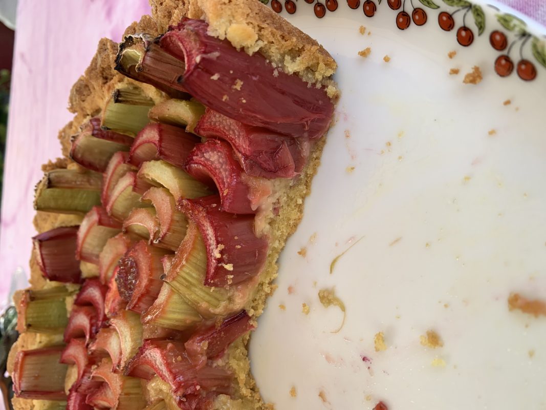 Tarte à la rhubarbe fond de tarte gâteau breton, parfumé à la confiture de fraise