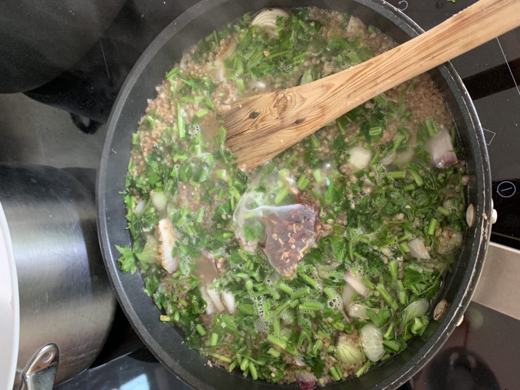 préparation du boulgour au persil façon pilaf parfumé au bouillon chic des plantes