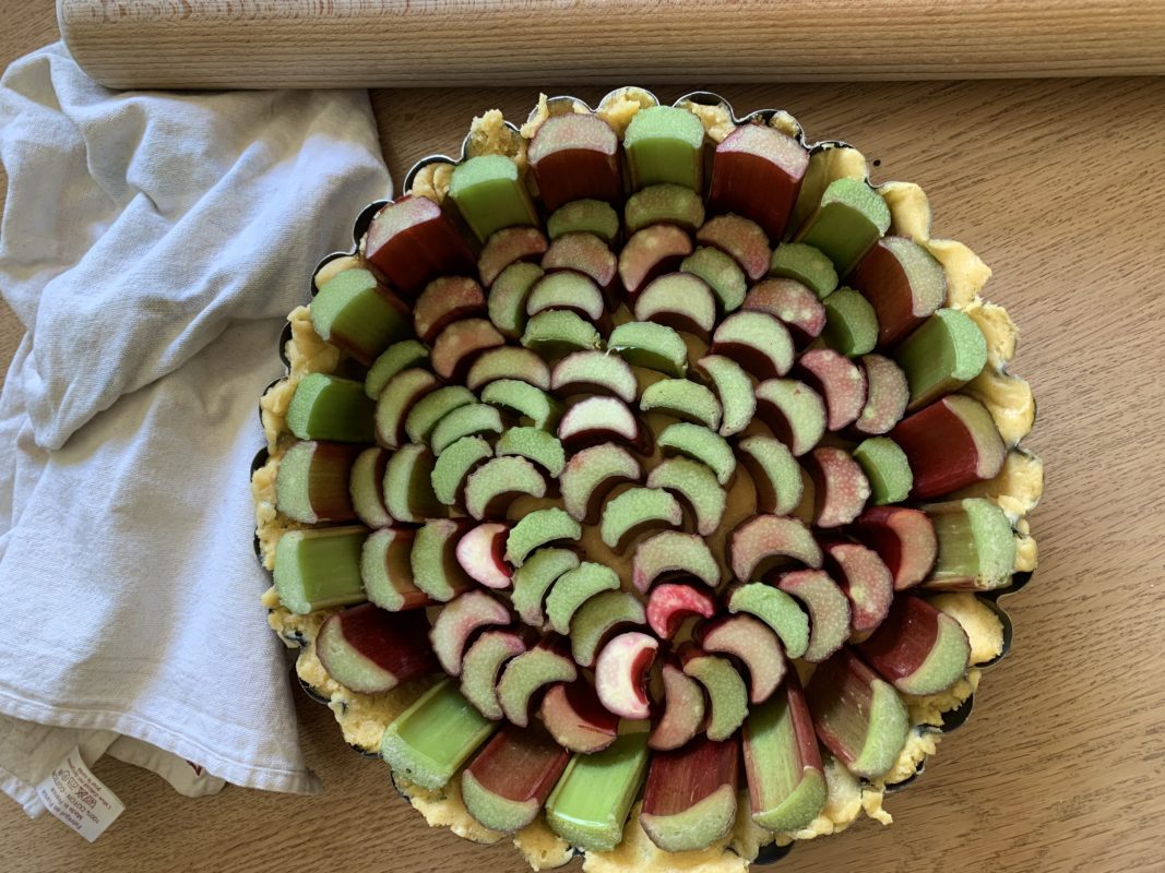 Tarte à la rhubarbe fond de tarte gâteau breton, parfumé à la confiture de fraise