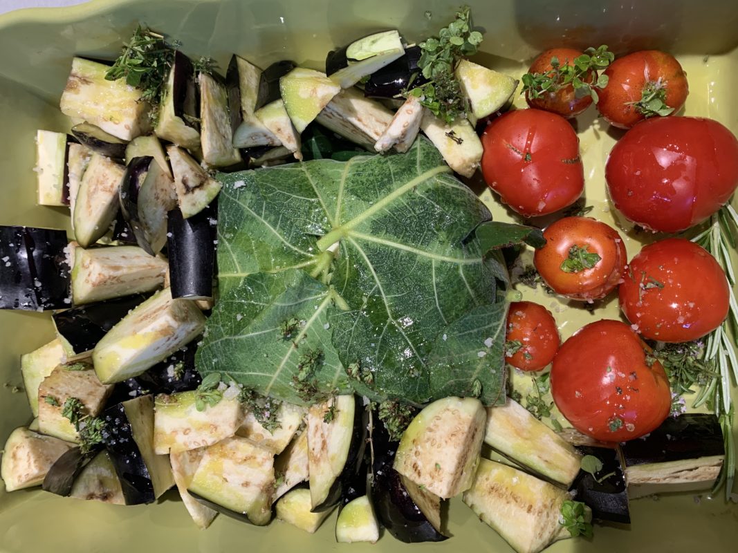 Légumes et féta à cuire dans des feuilles de figuier