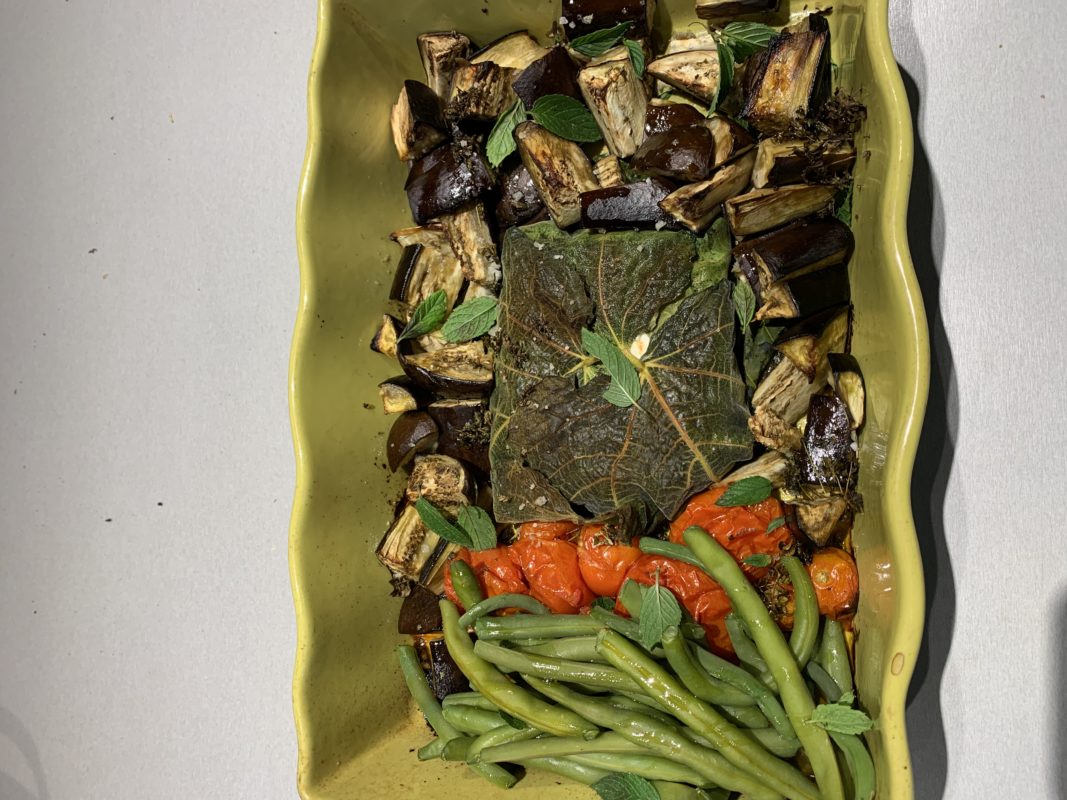 légumes et féta cuite dans des feuilles de figuier