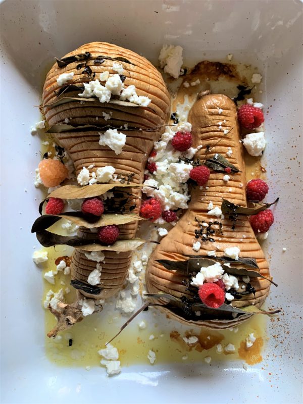 butternut et féta coupé façon hasselback et servi avec des framboises