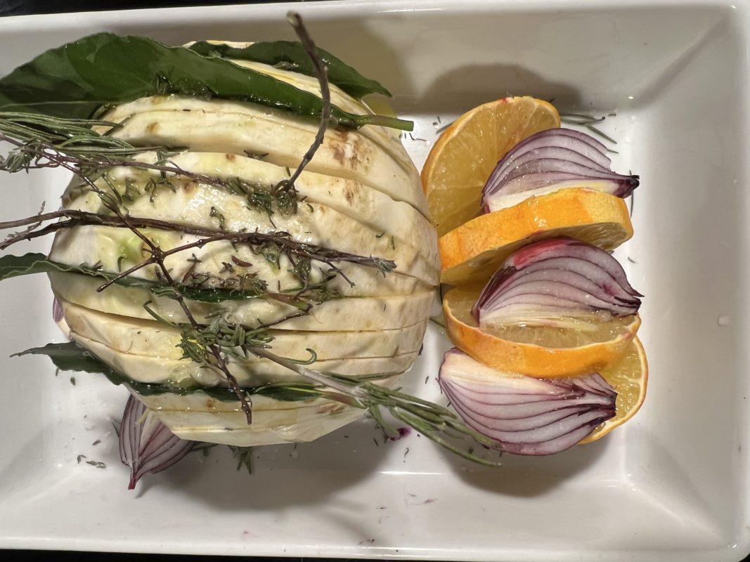 céleri rave façon Hasselback cru avec oignon rouge et citron bergamote