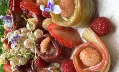 Décors du cheese cake avec framboises et groseilles